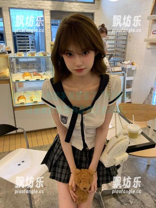 51吃瓜 我的手机登录了“51吃瓜”,结果被影院爆料撩到了心痒痒。